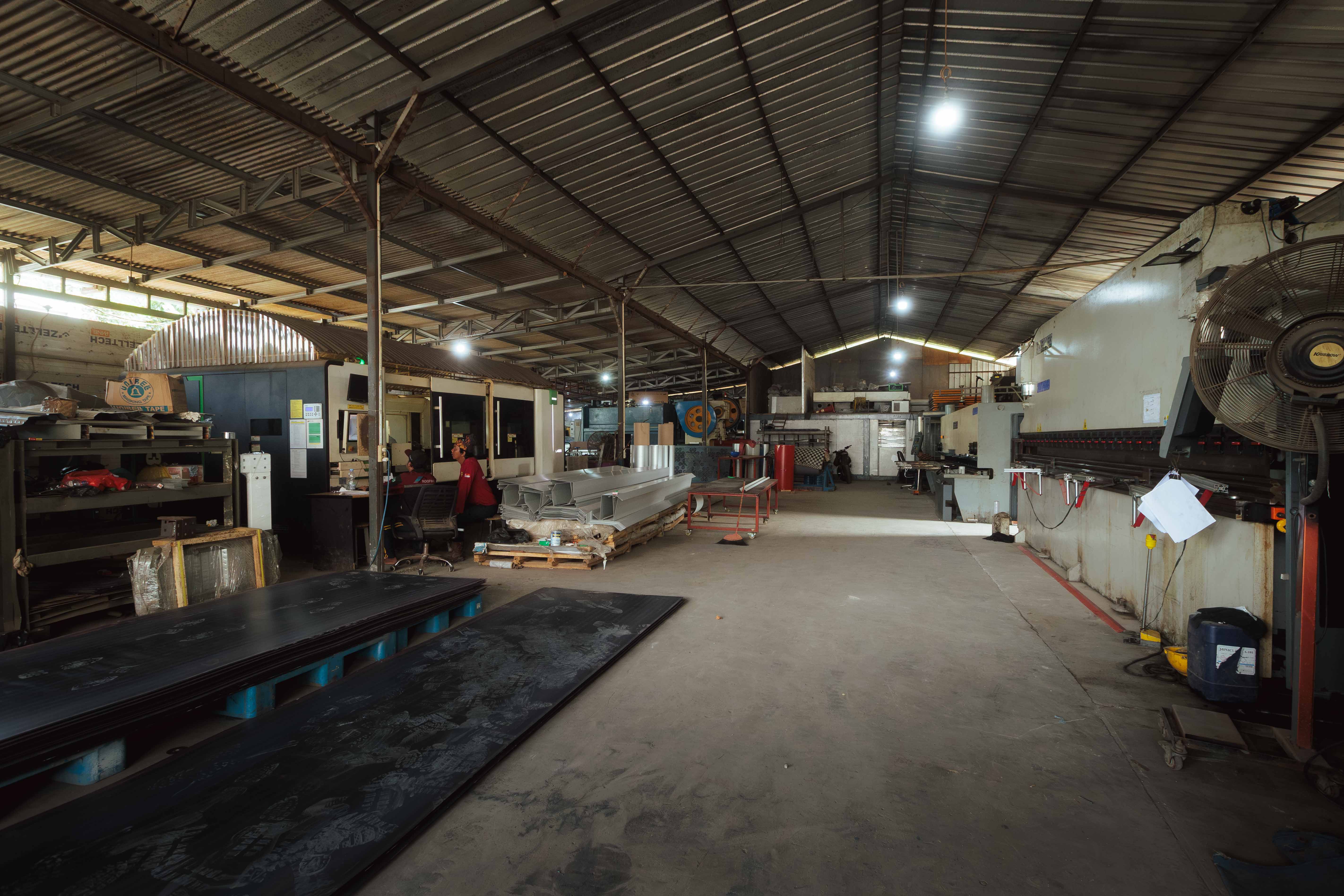 Lis Karya Cibinong workshop fabrication view 4
