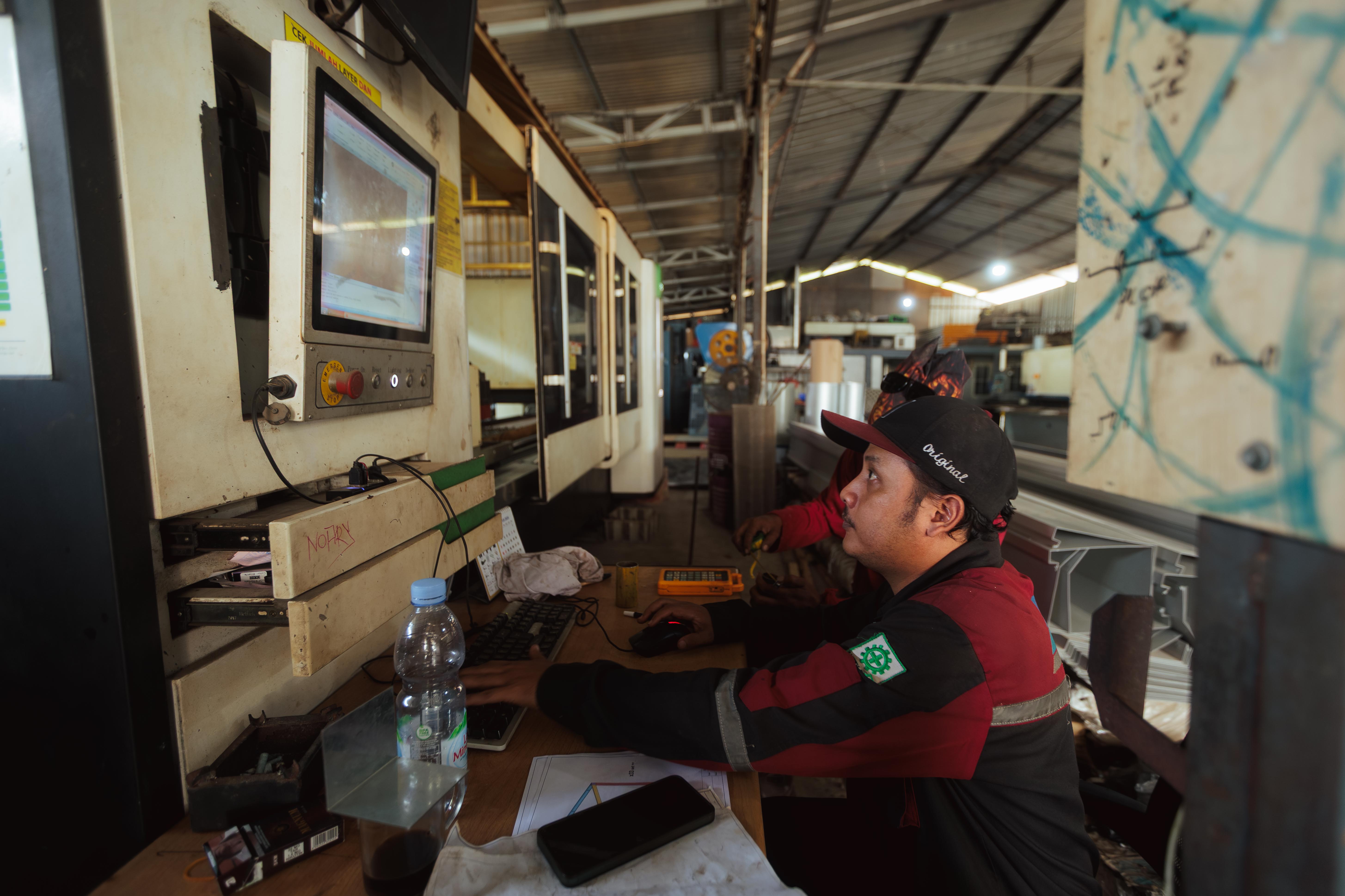 Lis Karya Cibinong workshop fabrication view 6